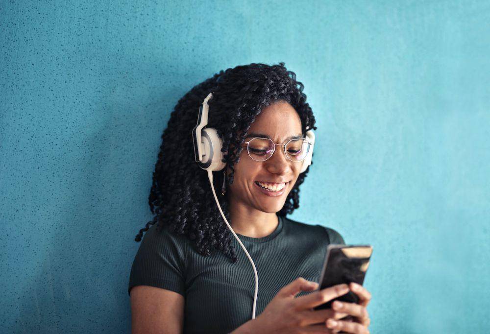 ilustrasi mendengarkan podcast (pexels.com/Andrea Piacquadio)