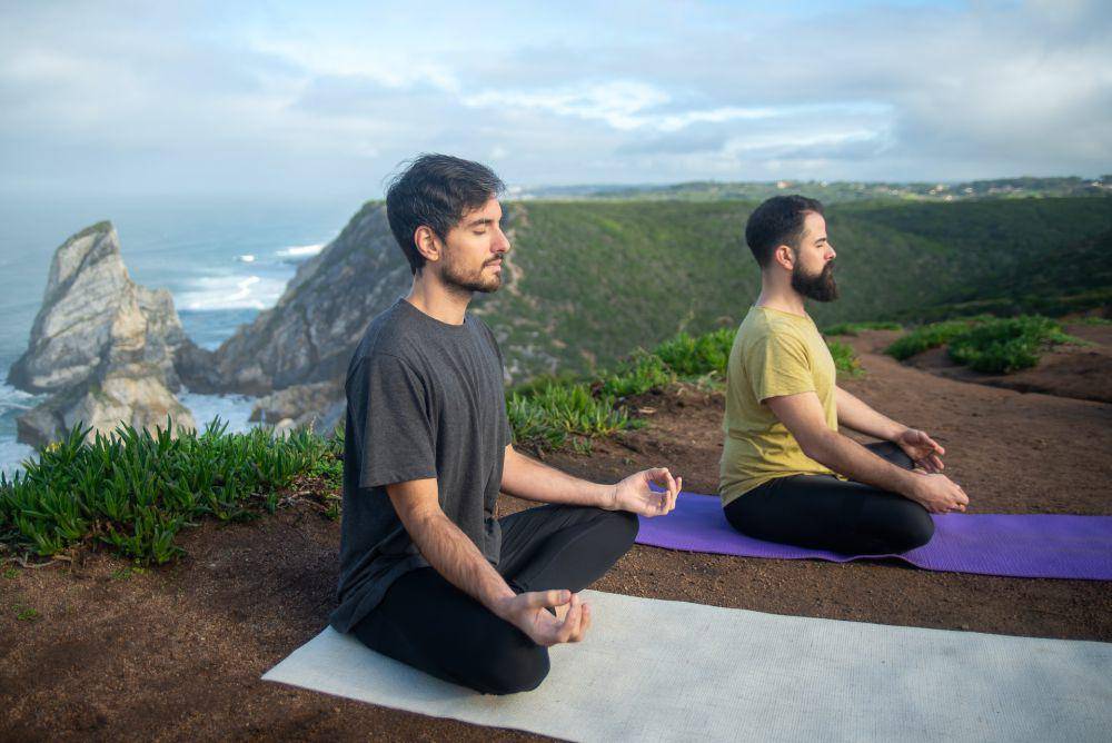 Dua pria melakukan yoga (pexels.com/Kampus Production)