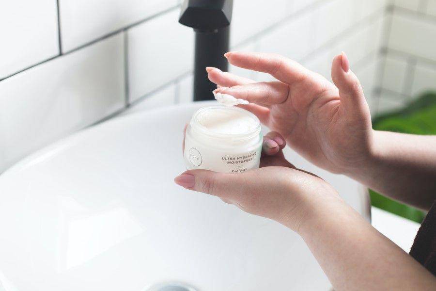 ilustrasi day cream mengandung SPF (unsplash.com/POKO Skincare)