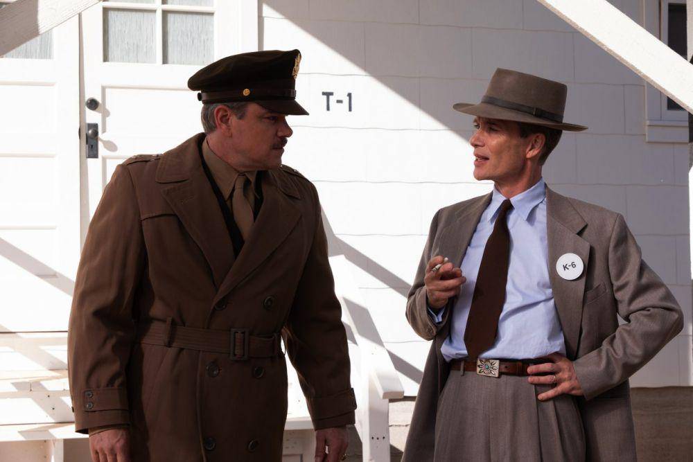 Matt Damon dan Cillian Murphy dalam film Oppenheimer (dok. Universal Pictures/Oppenheimer)