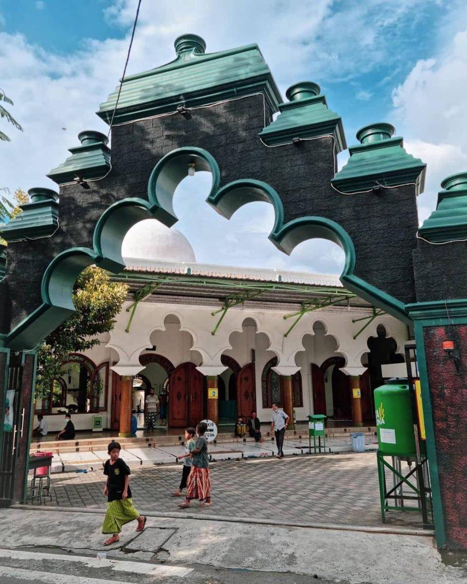 Masjid Rahmat yang ada di Jalan Kembang Kuning Surabaya. Instagram/surabayapunyacerita