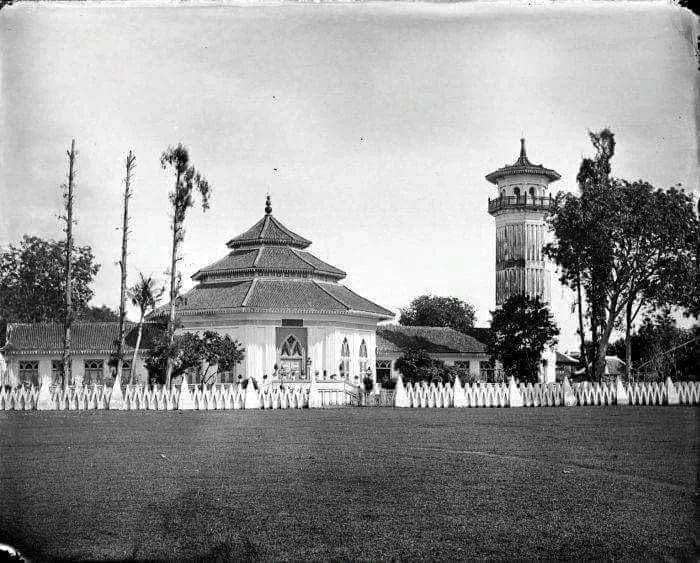 Potret lawas Masjid Kemayoran di kawasan Tugu Pahlawan sebelum dipindah. Instagram/nederlandsch_indie_zone