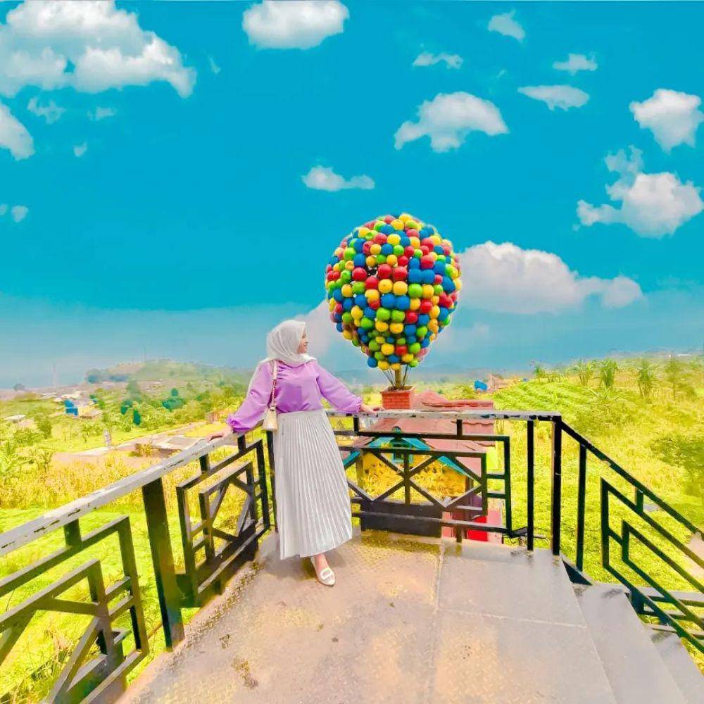 berfoto di Pondok Pinus Kuningan (instagram.com/ernawatirika)