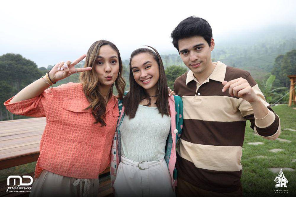 Caitlin Halderman, Maxime Bouttier, dan Nasya Marcella saat syuting film Dunia Tanpa Suara. (instagram.com/duniatanpasuarafilm)
