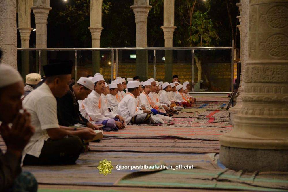 Santri Pondok Pesantren Salafiyah Bihaaru Bahri Asali Fadlaailir Rahmah saat berada di Masjid Tiban. Instagram/ponpesbibaafadlrah_official