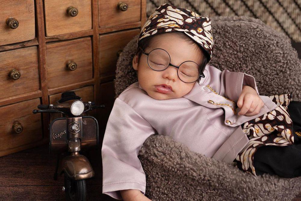 7 Potret Newborn Photoshoot Kenizio, Anak Ricky Perdana