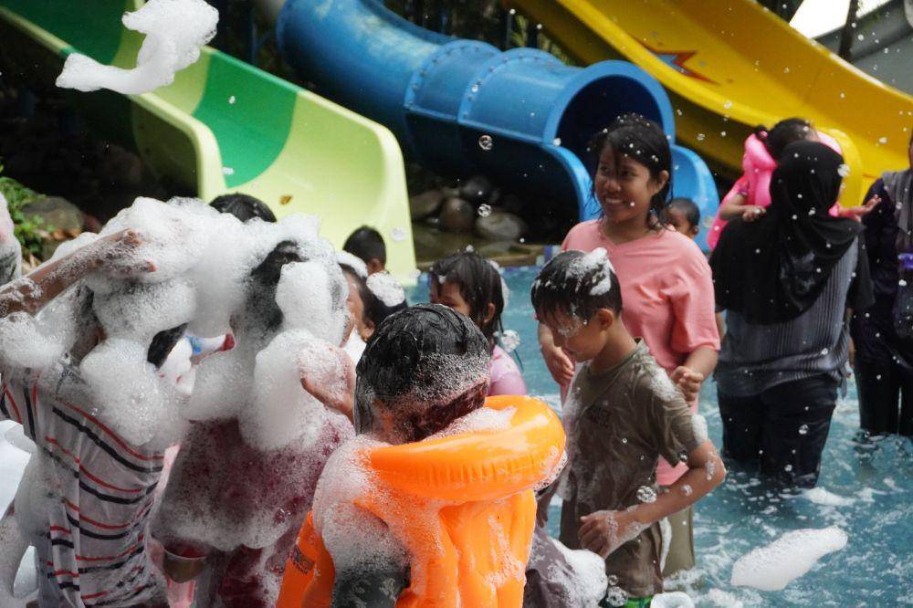 Pengunjung memadati objek wisata air Bugis Waterpark Adventure di Makassar pada musim liburan sekolah Juni 2023. (Dok. Istimewa)