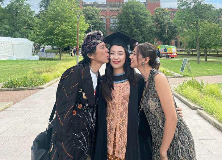 8 Momen Bimbim Slank Hadiri Wisuda Anak di University of Birmingham