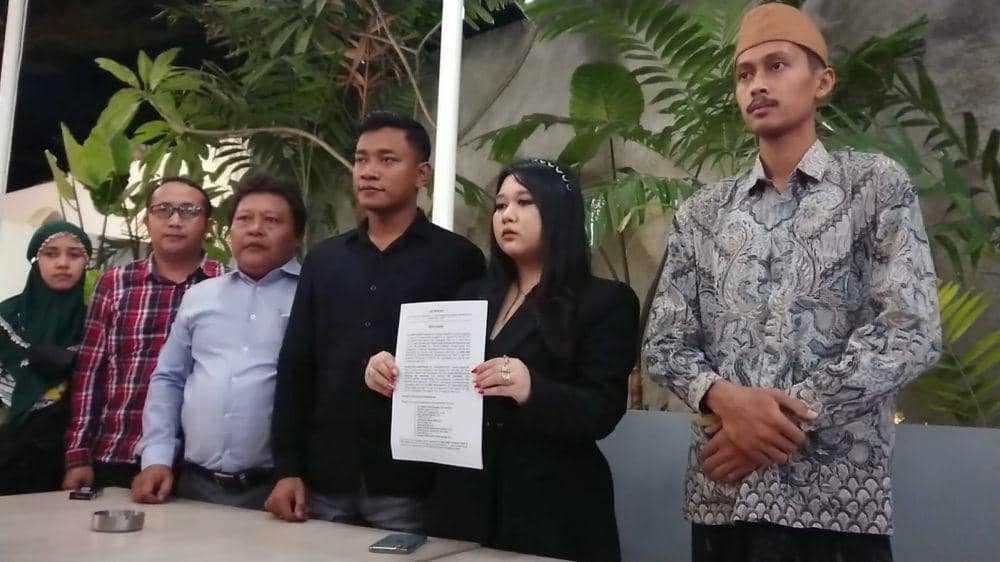 Tim kuasa hukum hotman 911 bersama keluarga. IDN Times/ Bramanta Pamungkas
