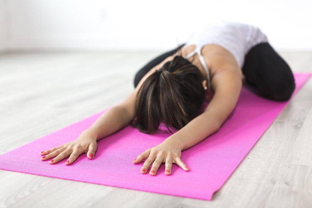 Seorang perempuan yang melakukan gerakan yoga (pixabay.com/StockSnap)