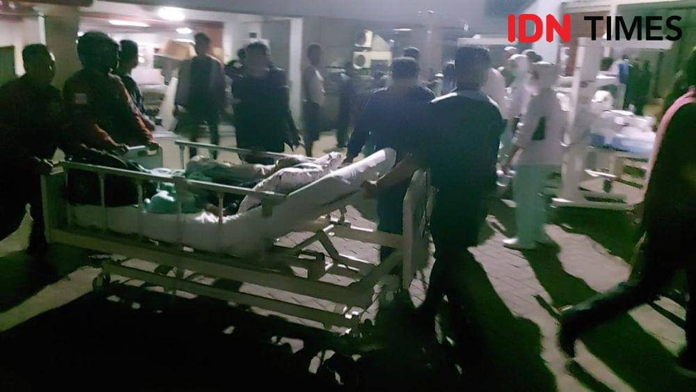 Sejumlah pasien di evakuasi saat kebakaran terjadi di RS Hermina Depok, Jalan Raya Siliwangi, Pancoran Mas, Kota Depok. (IDNTimes/Dicky)