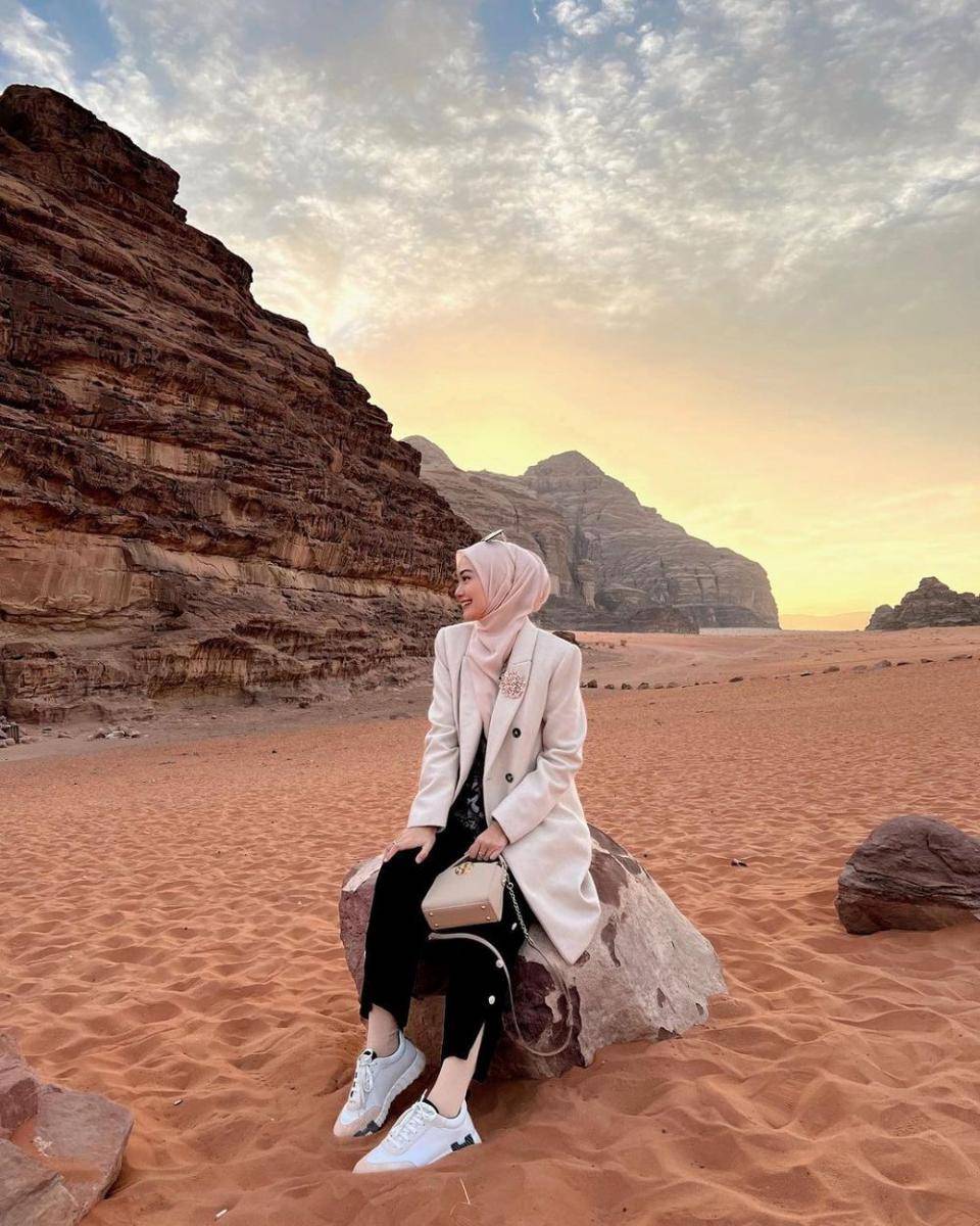 Office look ala Nada Indah (instagram.com/indahnadapuspita)