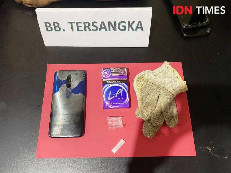 Barang bukti milik tersangka AA warga Tanjung Tengah Penajam. Foto Humas Polres PPU (IDN Times/Ervan)