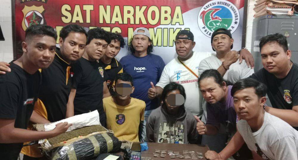 Dua pelaku ditangkap polisi saat mengambil paket ganja 4 kg di Timika, Papua Tengah. (IDN Times/Istimewa)