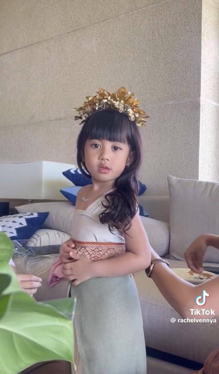 pemotretan Chava dengan baju adat Bali (tiktok.com/rachelvennya)