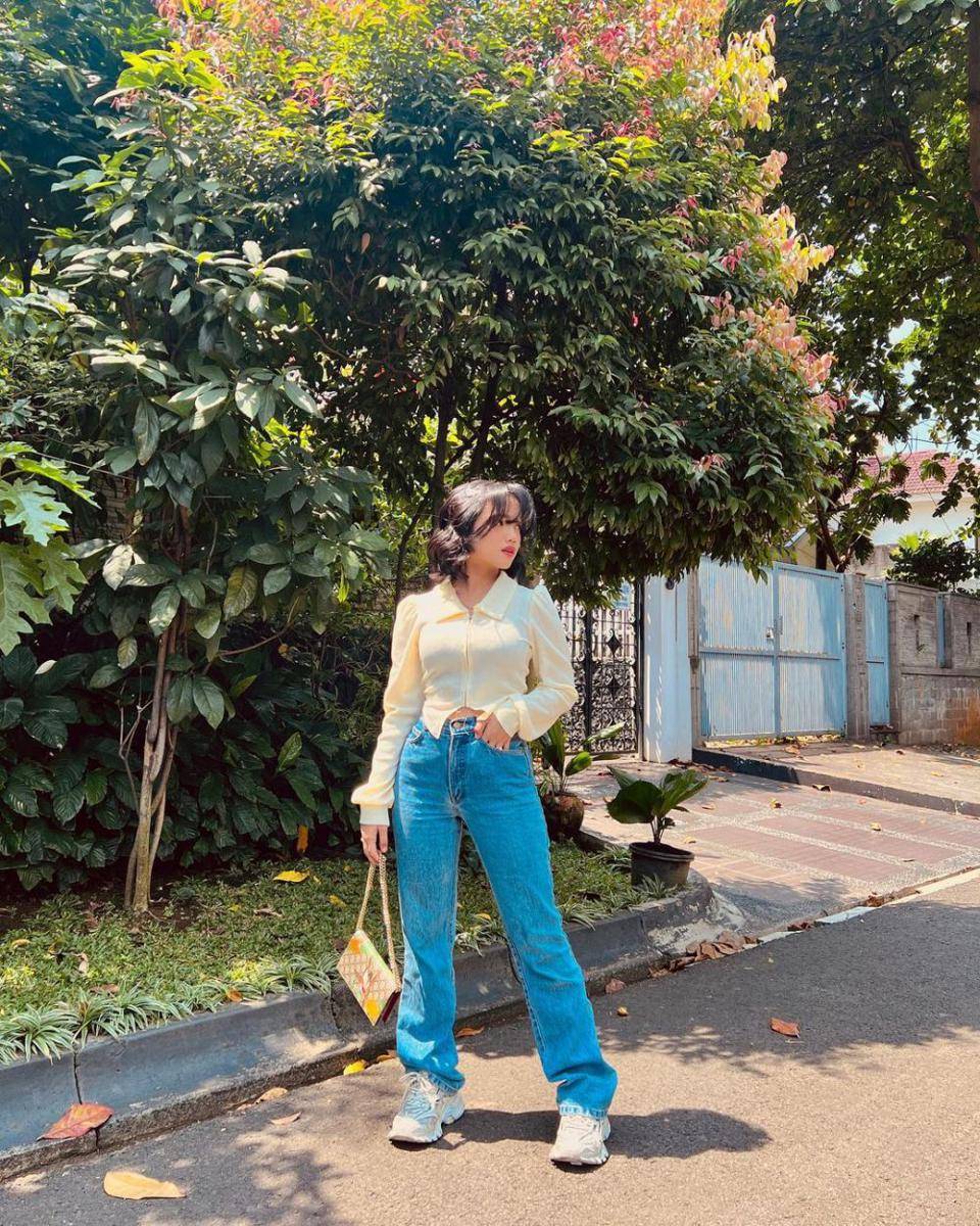 padu padan crop top ala Fuji Utami (instagram.com/fuji_an)