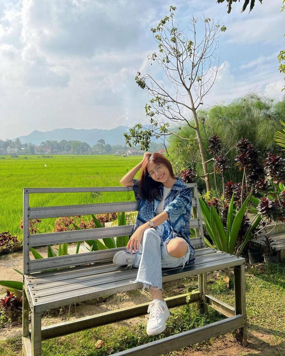 mix and match sneakers ala Misellia Ikwan (instagram.com/misellia_)