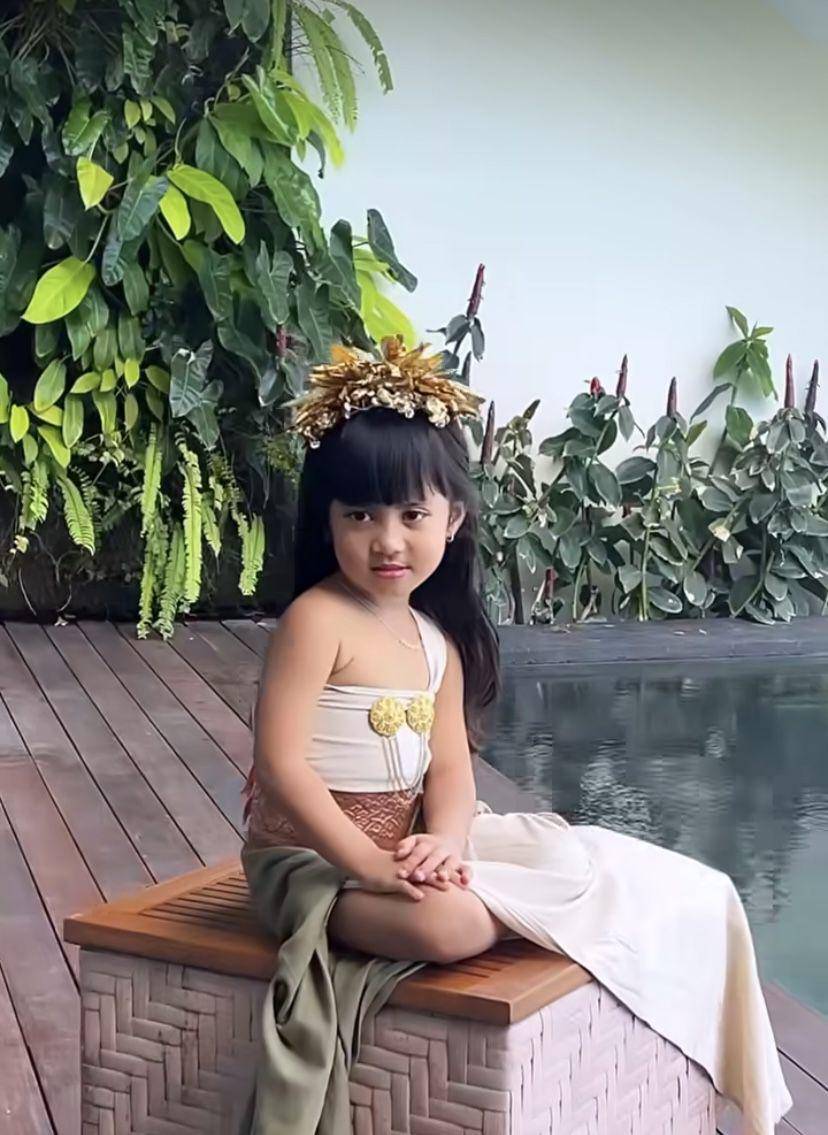 pemotretan Chava dengan baju adat Bali (instagram.com/rachelvennya)