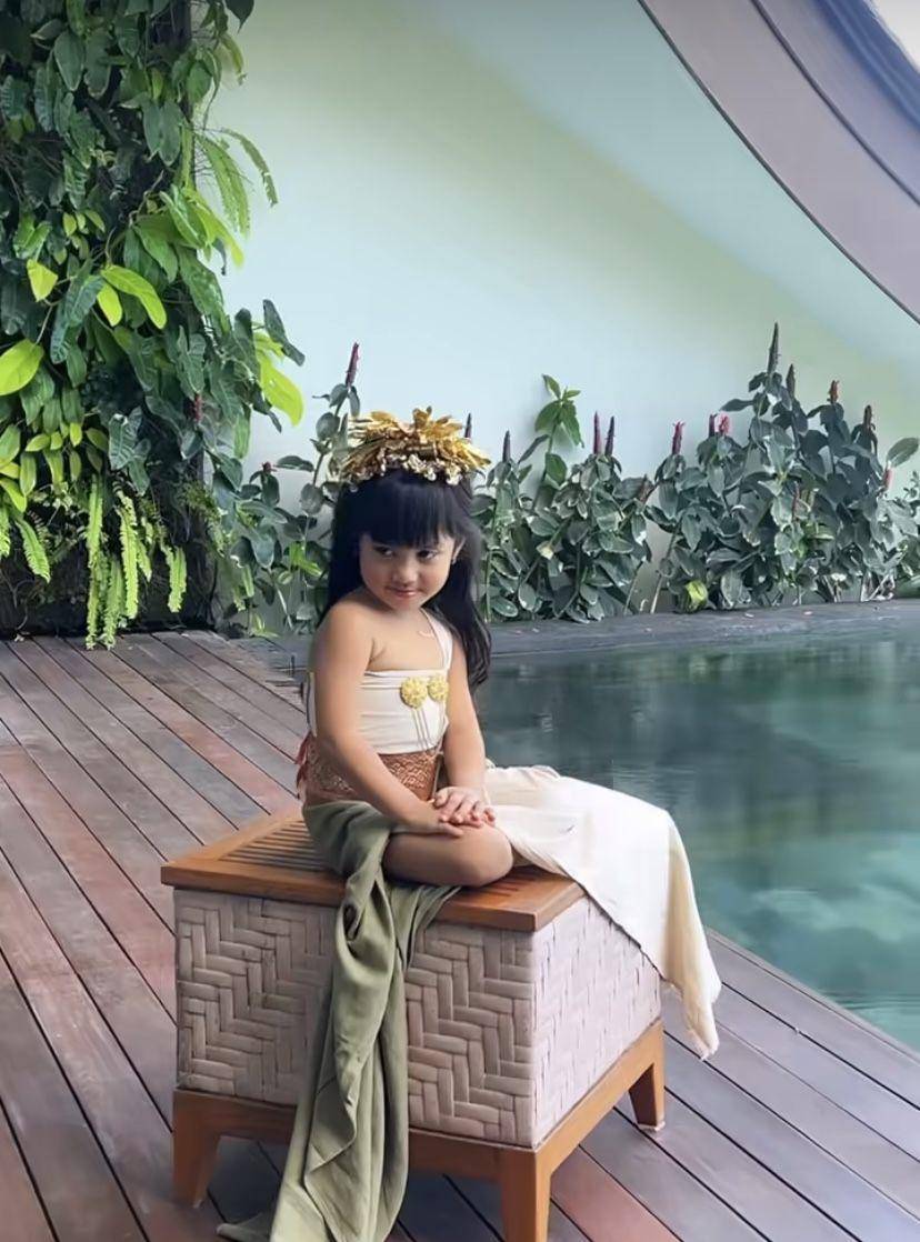 pemotretan Chava dengan baju adat Bali (instagram.com/rachelvennya)