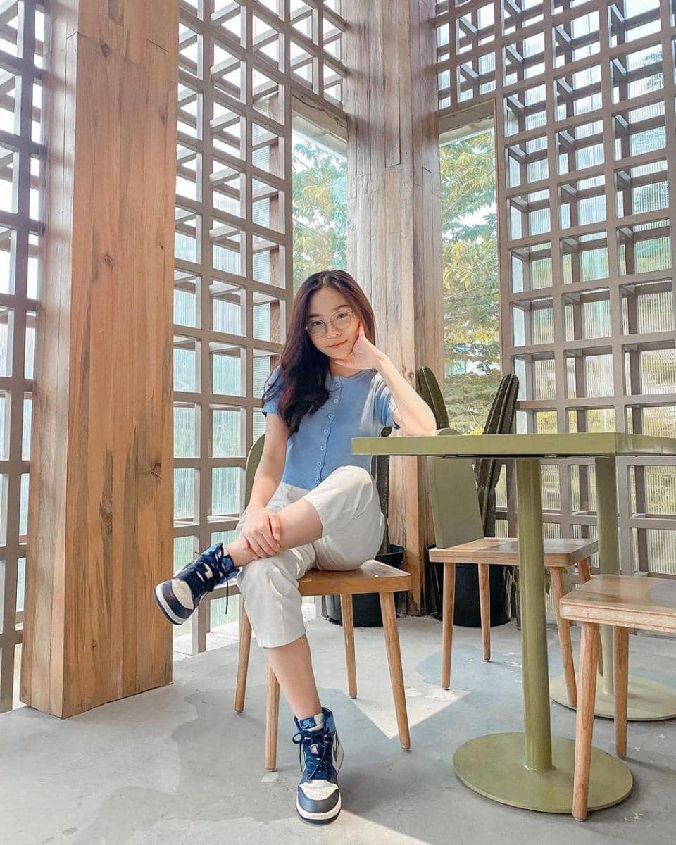 mix and match sneakers ala Misellia Ikwan (instagram.com/misellia_)
