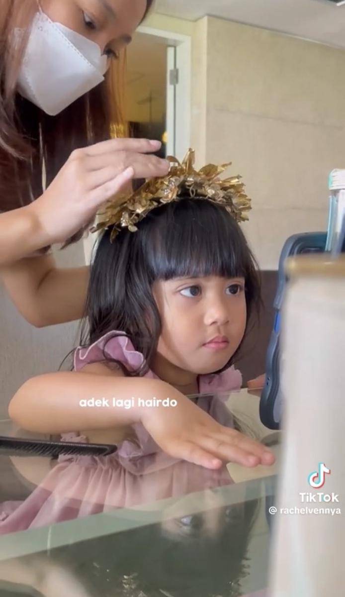 pemotretan Chava dengan baju adat Bali (tiktok.com/rachelvennya)