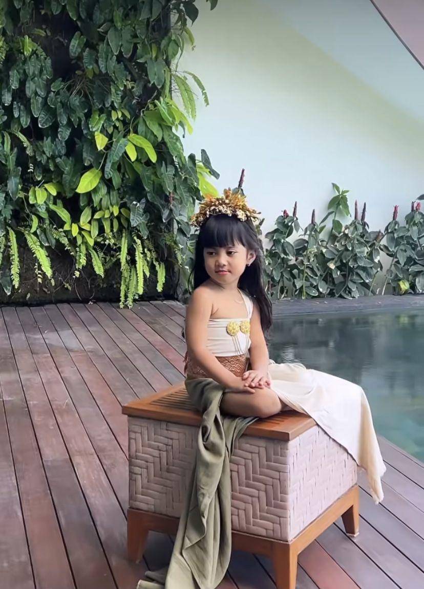 pemotretan Chava dengan baju adat Bali (instagram.com/rachelvennya)