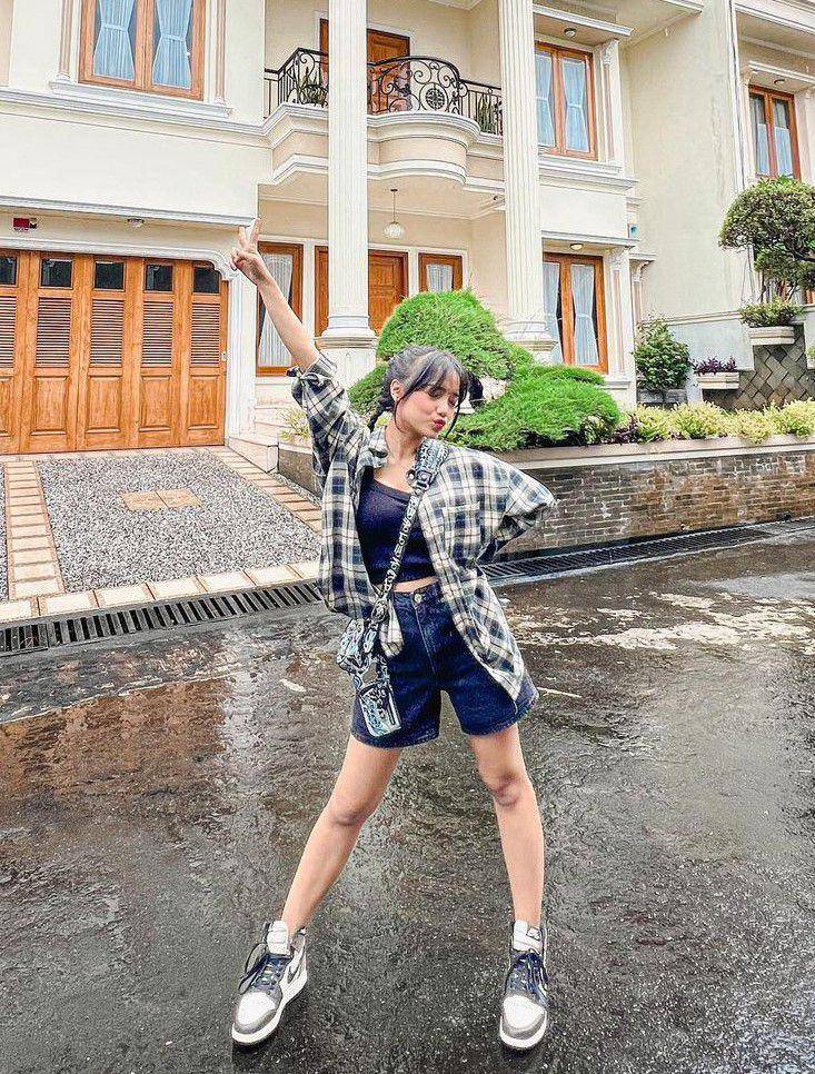 padu padan crop top ala Fuji Utami (instagram.com/fuji_an)