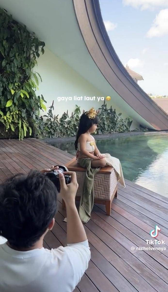 pemotretan Chava dengan baju adat Bali (tiktok.com/rachelvennya)