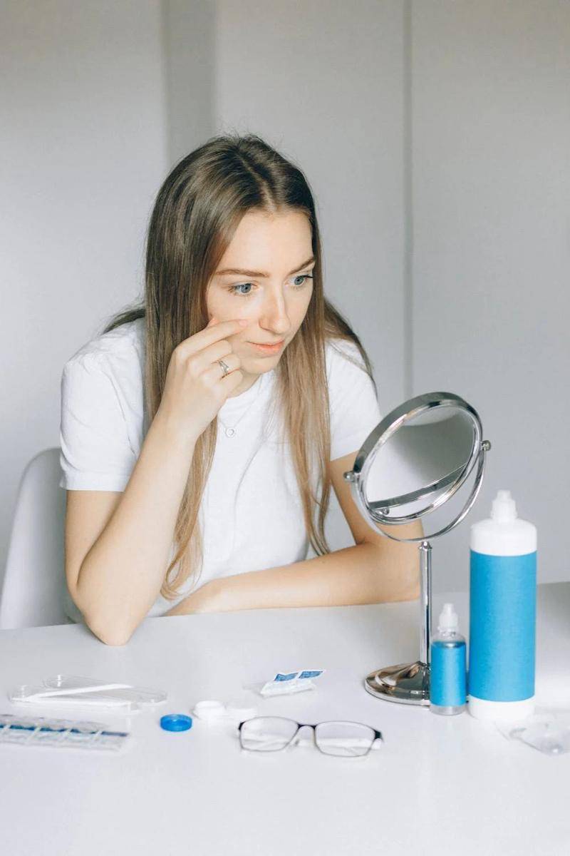 ilustrasi menggunakan softlens (pexels.com/Nataliya Vaitkevich)