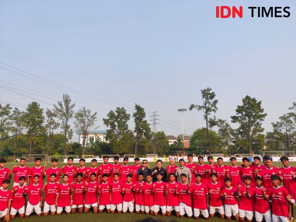 Sesi foto bersama peserta seleksi Timnas U-17 edisi DKI Jakarta bersama Ketua Umum PSSI, Erick Thohir, Sabtu (22/7/2023). (IDN Times/Tino).
