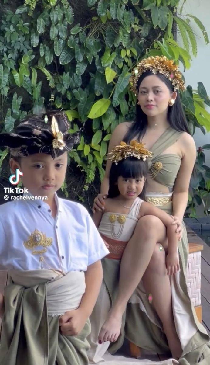 pemotretan Chava dengan baju adat Bali (tiktok.com/rachelvennya)