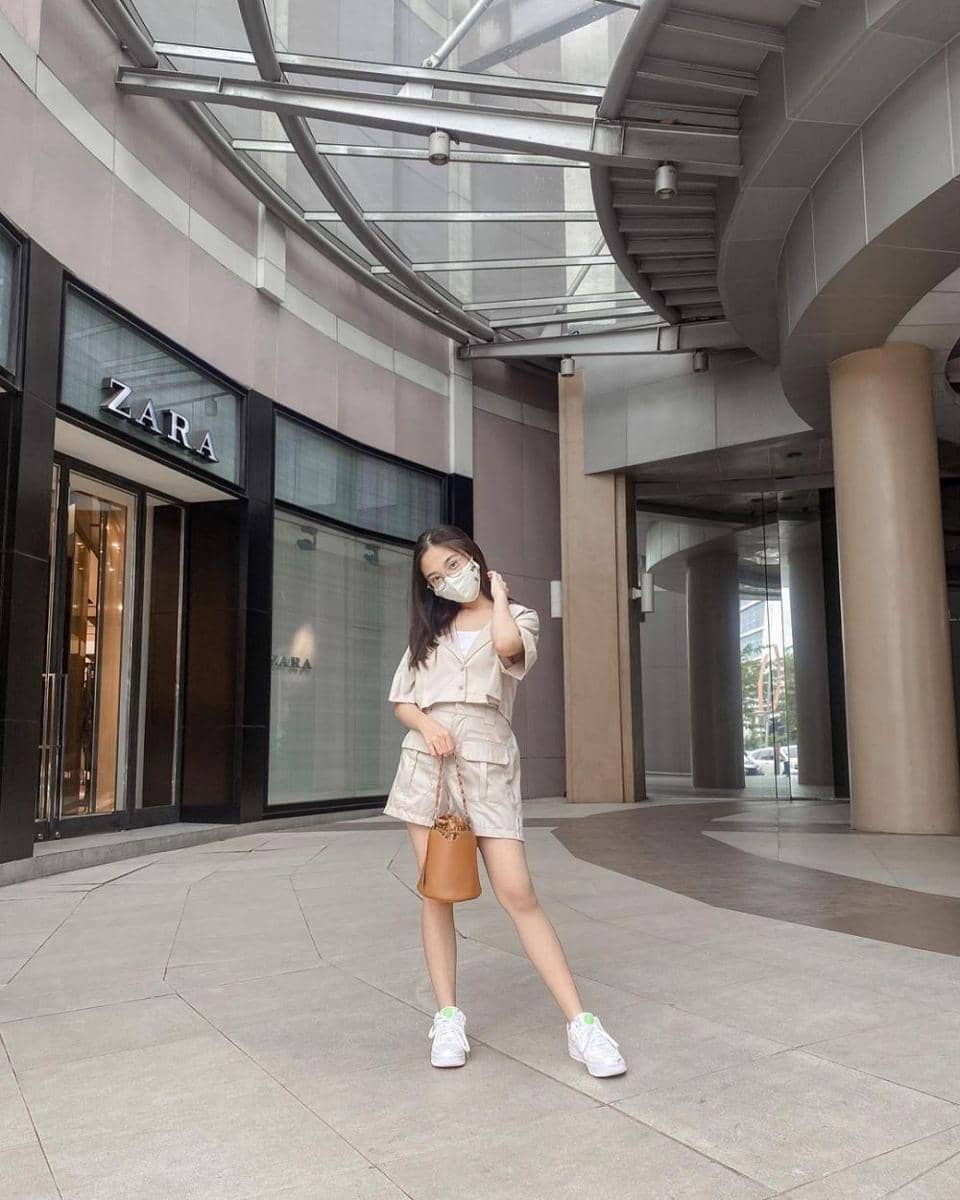mix and match sneakers ala Misellia Ikwan (instagram.com/misellia_)