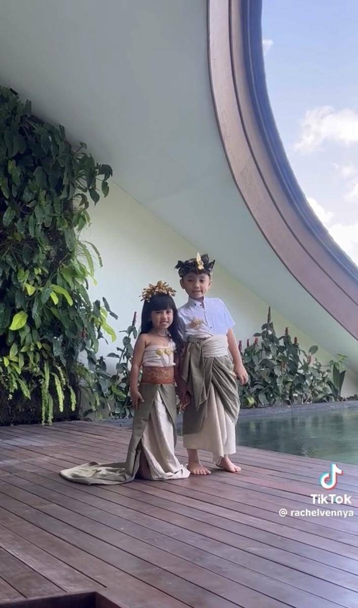 pemotretan Chava dengan baju adat Bali (tiktok.com/rachelvennya)