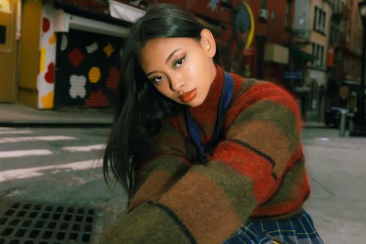 9 Potret Grace Dumdaw, Model Video Klip Zayn Malik yang Curi Perhatian