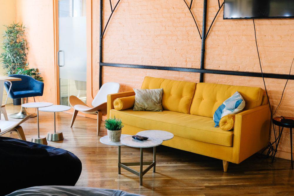 5 Inspirasi Perabot Berwarna Neon biar Ruangan Gak Monoton