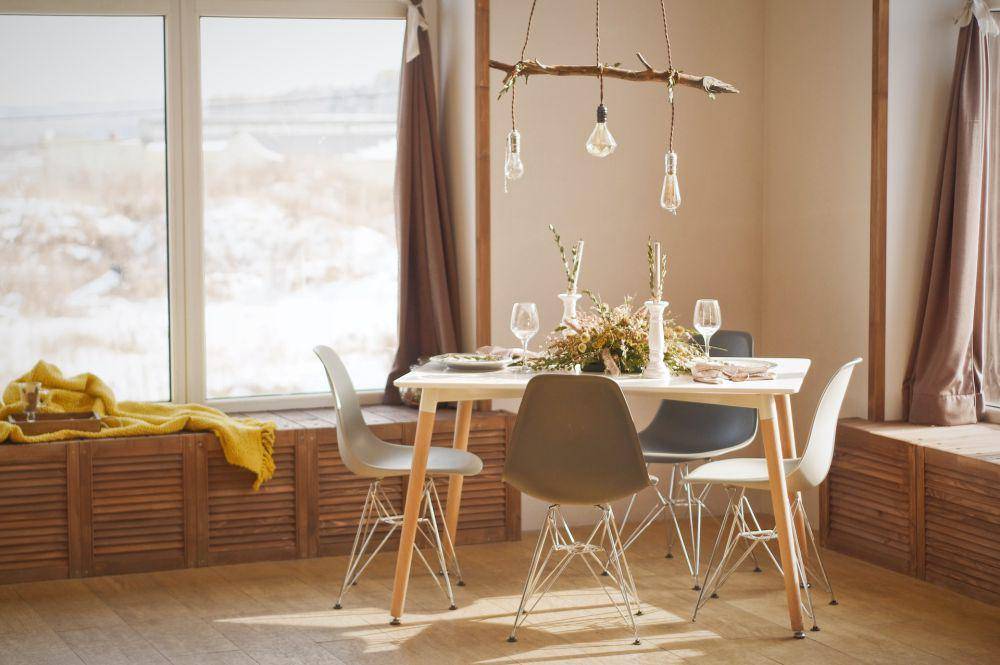 Ilustrasi ruang makan berkonsep rustic (unsplash.com/Daniil Silantev)
