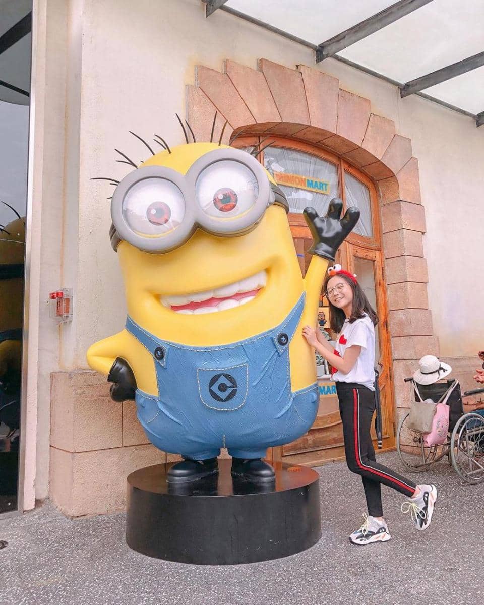 mix and match sneakers ala Misellia Ikwan (instagram.com/misellia_)