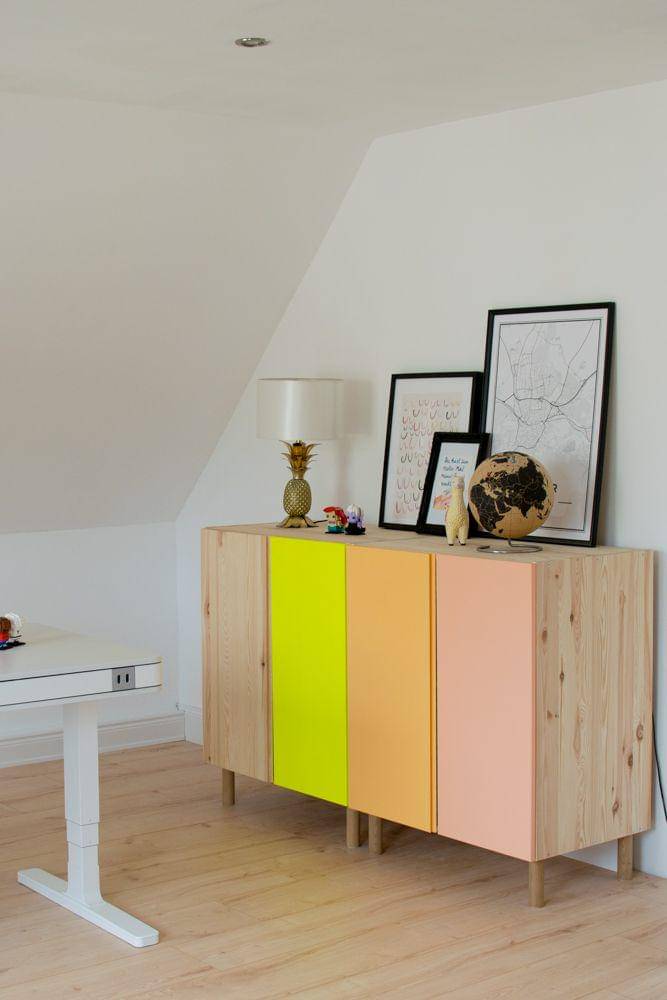 Ilustrasi lemari dengan warna neon dan pastel (trendshock.de)