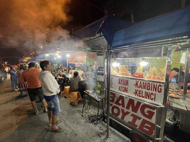 Wisatawan waktu berada di Sentra Kuliner Tretes. Dok/Dhafintya