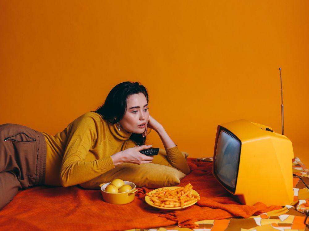 5 Alasan Orang Suka Rewatch Tayangan yang Pernah Ditontonnya Dahulu