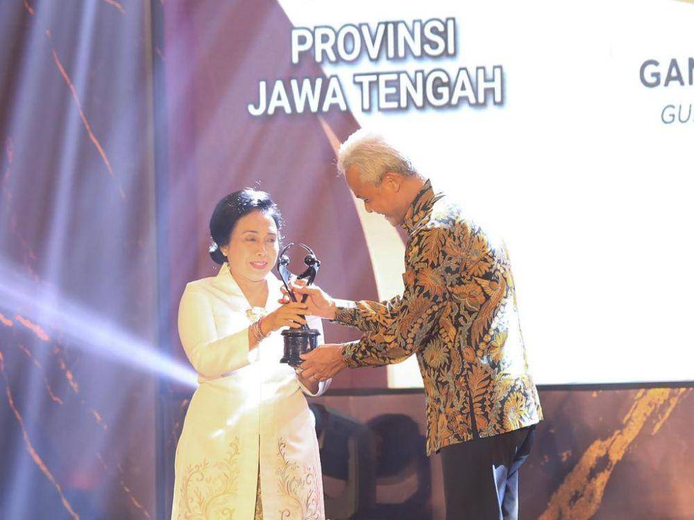 Menteri PPA Bintang Puspayoga menyerahkan piagam penghargaan provinsi layak anak kepada Gubernur Jawa Tengah Ganjar Pranowo di Hotel Padma Semarang. (IDN Times/Dok Humas Pemprov Jateng)