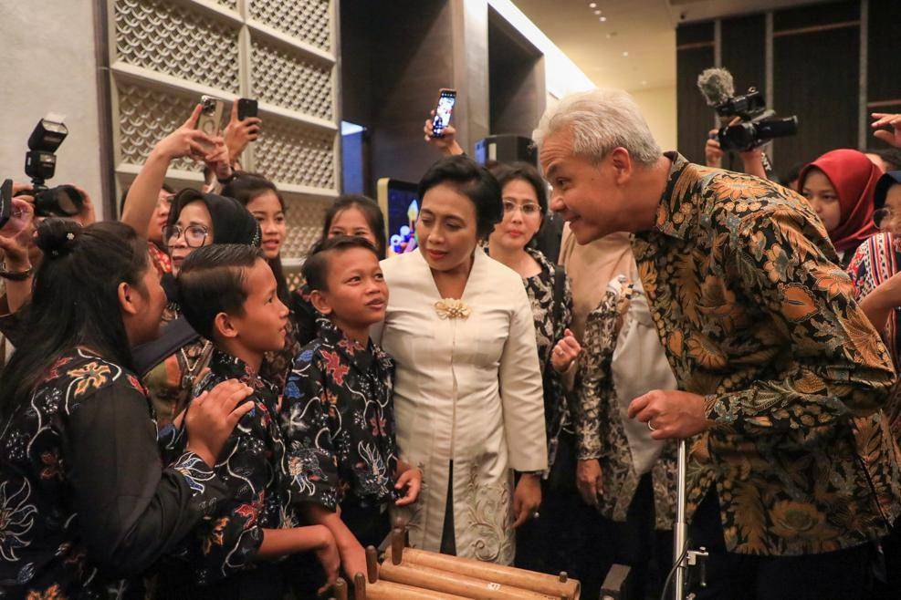 Gubernur Jawa Tengah Ganjar Pranowo bersama Menteri PPA I Gusti Bintang Puspayoga saat menyapa anak-anak yang hadir di malam penganugerahan provinsi layak anak 2023. (IDN Times/Dok Humas Pemprov Jateng)