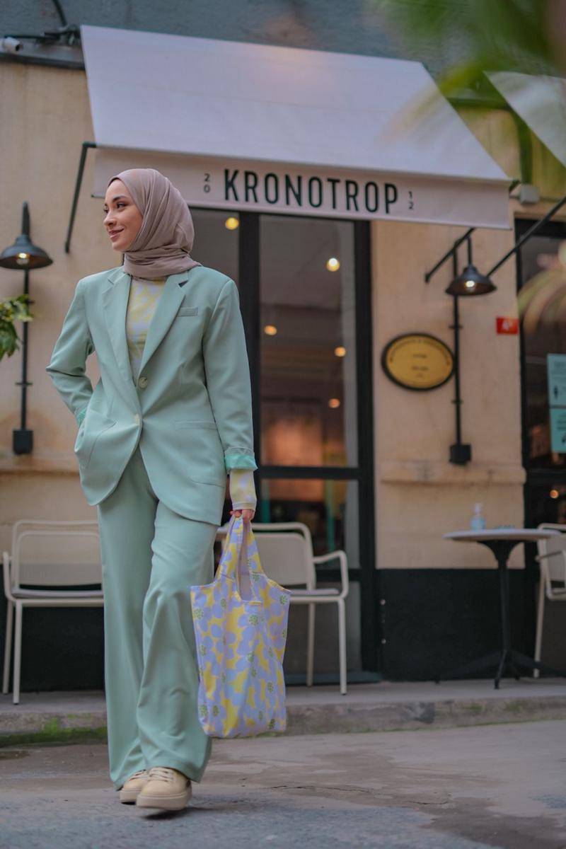 Gaya kantor hijab tema hijau (pexels.com/Furknsaglam)