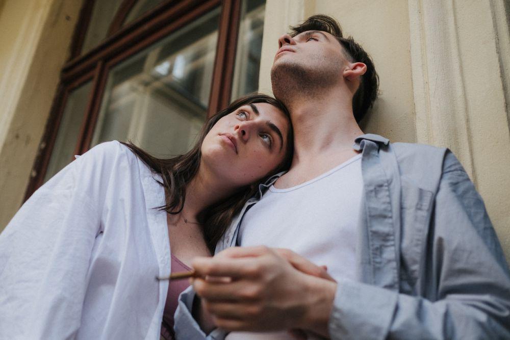 5 Plus Minus Pasangan Clingy, Terlalu Bergantung dalam Sebuah Hubungan
