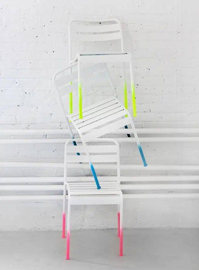 Ilustrasi kursi dengan aksen ombre berwarna neon (ispydiy.com/Jenni Yolo)