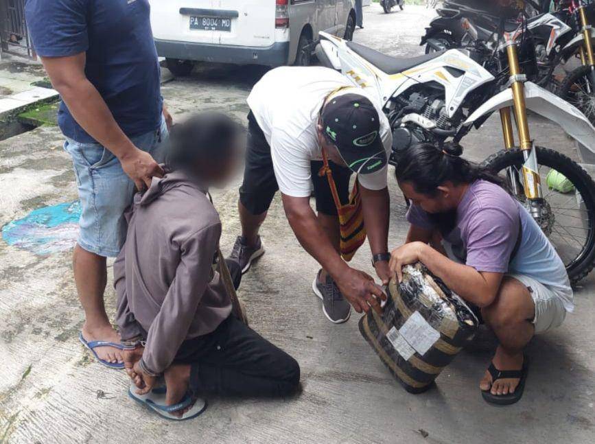 Polisi tangkap pelaku dan lakukan penggeledahan di tempat. (IDN Times/Istimewa)