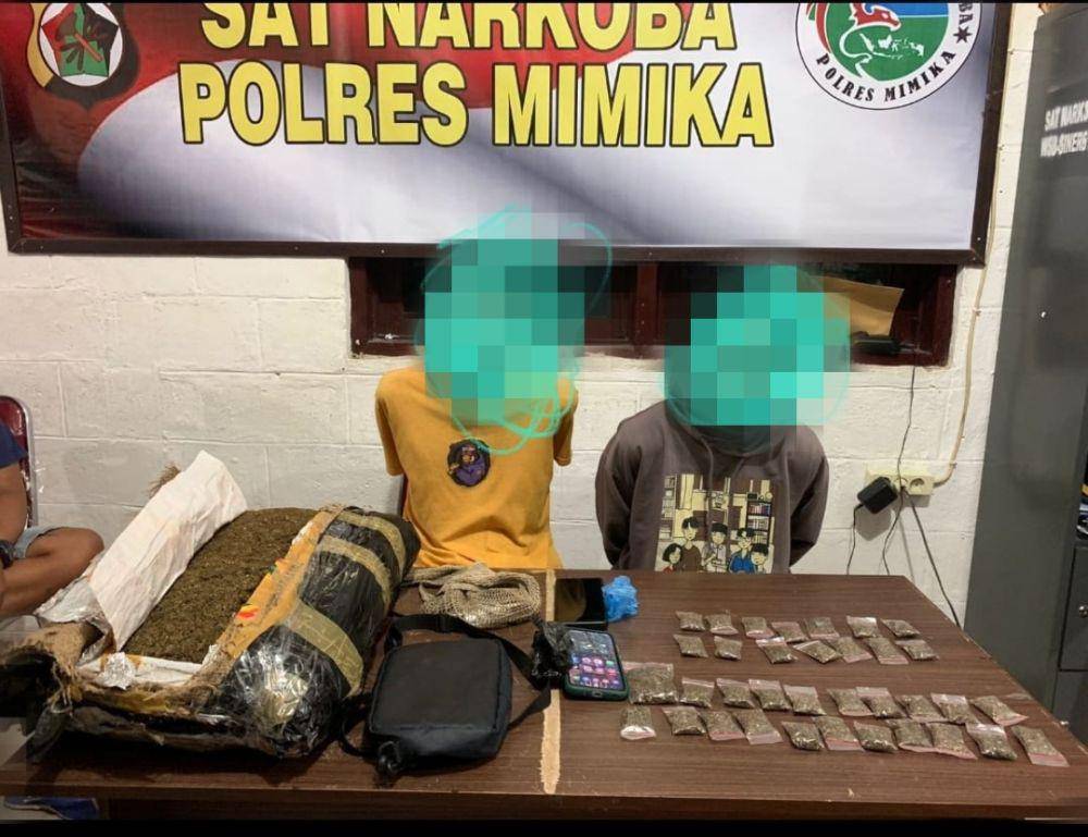 Dua pelaku ditangkap polisi saat mengambil paket ganja 4 kg di Timika, Papua Tengah. (IDN Times/Istimewa)