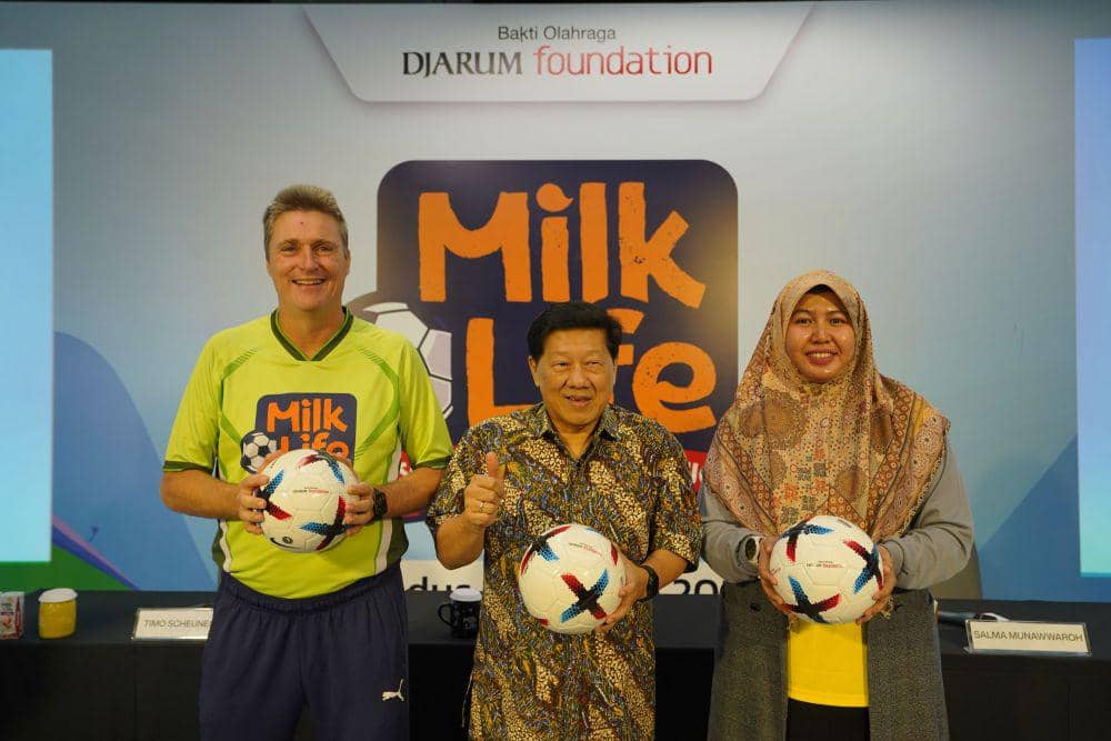 (kanan-kiri) Salma Munawwaroh  selaku Kepala Seksi Pendidikan Madrasah Ibtidaiyah Kementerian Agama Kabupaten Kudus, Yoppy Rosimin selaku Program Director Bakti Olahraga Djarum Foundation, dan Coach Timo Scheunemann saat Press Conference – MilkLife Coaching Clinic di Supersoccer Arena, Rendeng, Kudus, Jawa Tengah, Sabtu (22/7/2023). (dok. Djarum Foundation)