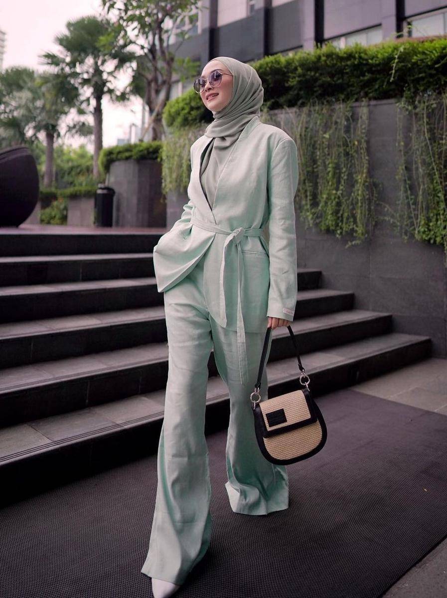 Style hijab kantor warna hijau (instagram.com/indahnadapuspita)