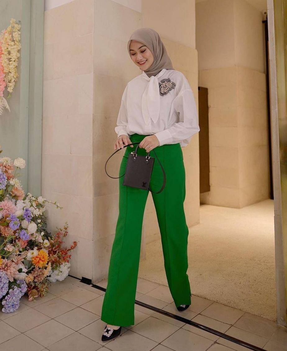 Style hijab kantor warna hijau (instagram.com/indahnadapuspita)